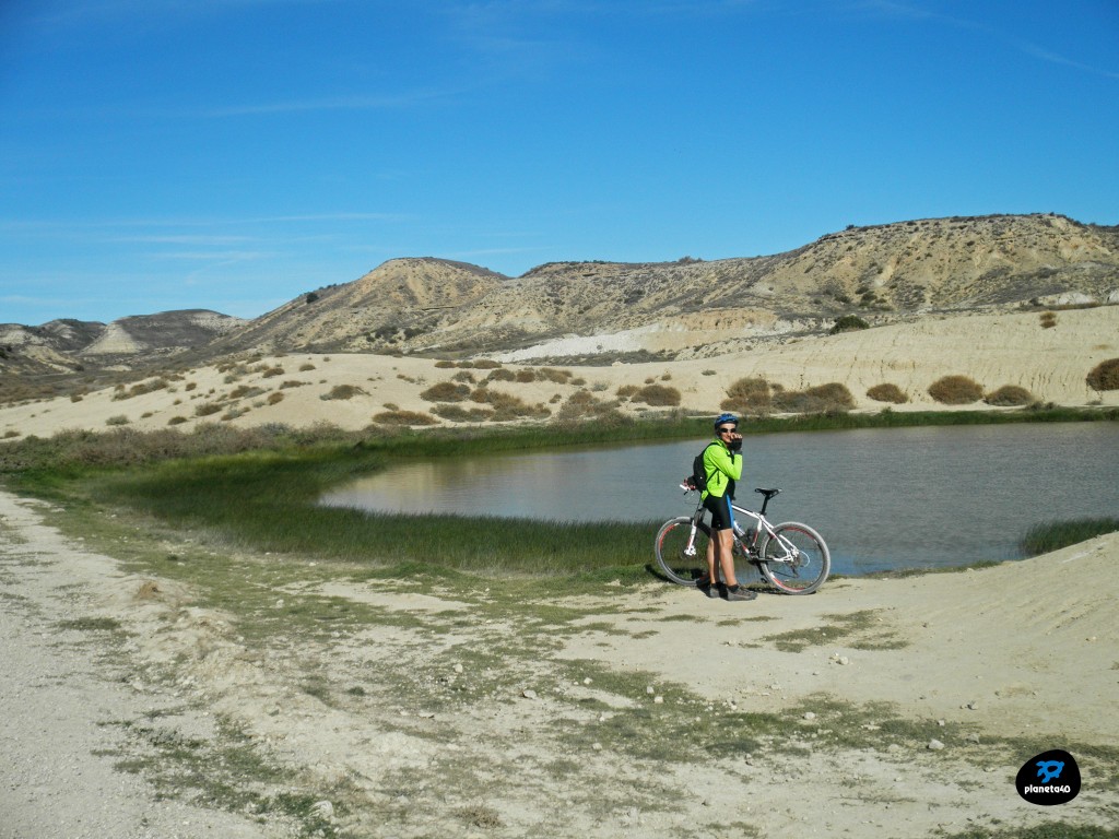Balsa natural de agua en el desierto de Monegros